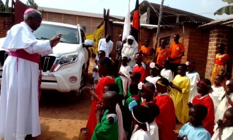 PAROISSE SHANGA : LE PASTEUR AU MILIEU DE SES BREBIS POUR LES AFFERMIR